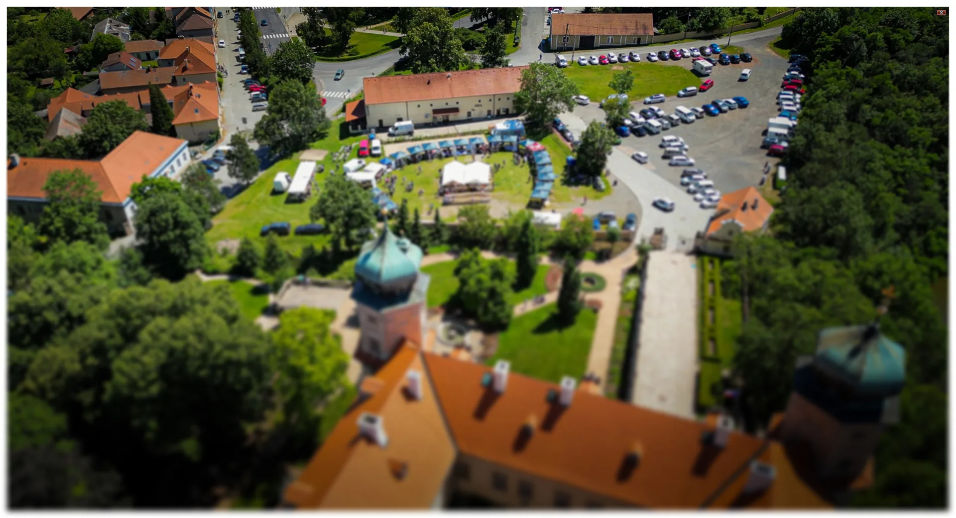 Mníšecký festival vína — letecký pohled